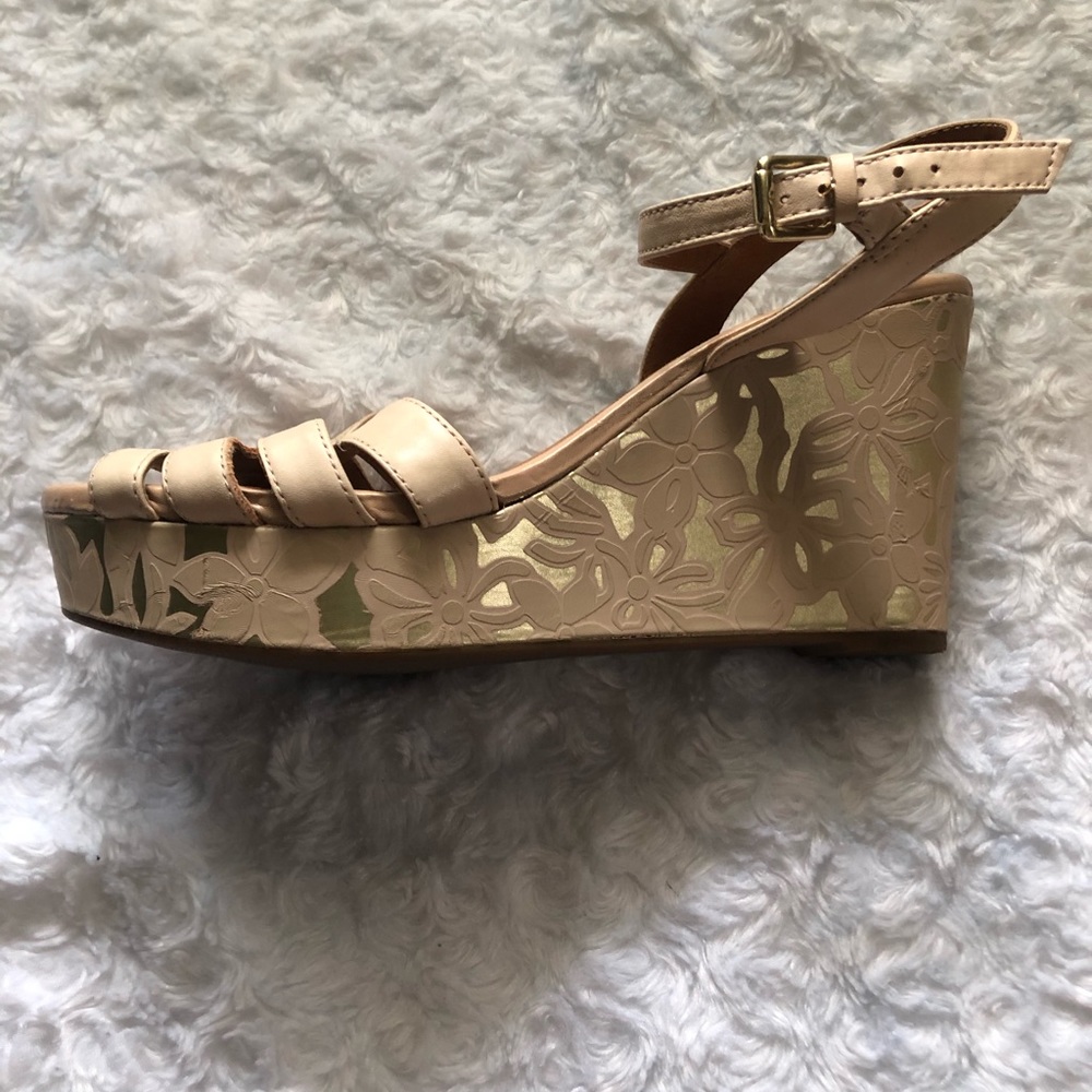 CLARKS Artisan Wedges Size 9 1/2 Cream/Gold